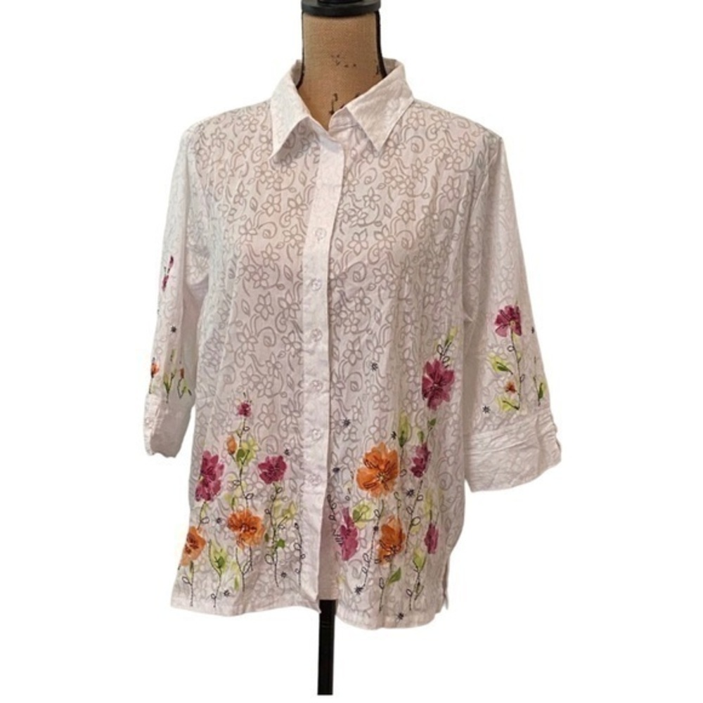 Women’s TanJay Blouse white with accented flowers around bottom and slee…